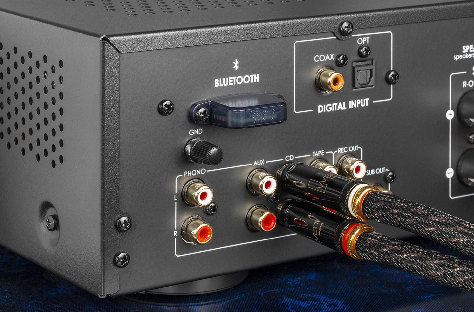 Возможных источников входного сигнала – восемь, включая USB флешку.